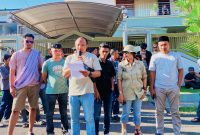 Sejumlah Aktivis dari berbagai elemen Masyarakat menggelar aksi unjuk Rasa di depan Kantor Tim Hotman Paris 911 di Jalan Sriwijaya, Kota Mataram, Jumat (24/7/2026), menyampaikan Aspirasi dan sejumlah tuntutan.
