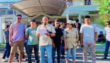 Sejumlah Aktivis dari berbagai elemen Masyarakat menggelar aksi unjuk Rasa di depan Kantor Tim Hotman Paris 911 di Jalan Sriwijaya, Kota Mataram, Jumat (24/7/2026), menyampaikan Aspirasi dan sejumlah tuntutan.