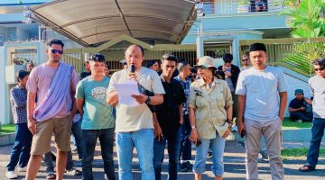 Sejumlah Aktivis dari berbagai elemen Masyarakat menggelar aksi unjuk Rasa di depan Kantor Tim Hotman Paris 911 di Jalan Sriwijaya, Kota Mataram, Jumat (24/7/2026), menyampaikan Aspirasi dan sejumlah tuntutan.