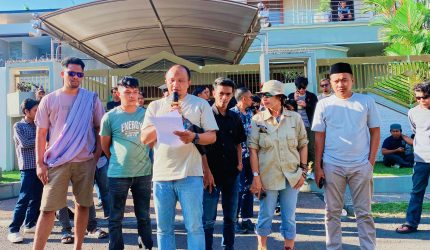 Massa menggelar aksi unjuk rasa di depan kantor Tim Hotman Paris 911 di Jalan Sriwijaya, Kota Mataram, NTB.