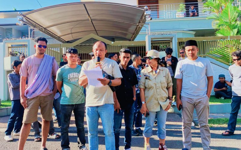 Sejumlah Aktivis dari berbagai elemen Masyarakat menggelar aksi unjuk Rasa di depan Kantor Tim Hotman Paris 911 di Jalan Sriwijaya, Kota Mataram, Jumat (24/7/2026), menyampaikan Aspirasi dan sejumlah tuntutan.
