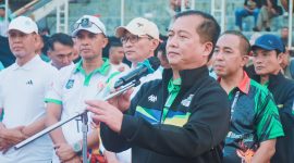 Gubernur NTB Dr. H. Lalu Muhamad Iqbal didampingi Sekda NTB Abul Chair, Ketua KONI NTB H. Mori Hanafi, Wali Kota Mataram H. Mohan Roliskana, serta para kepala daerah saat menutup secara resmi Porprov XII NTB 2026 di GOR Turide, Kota Mataram.