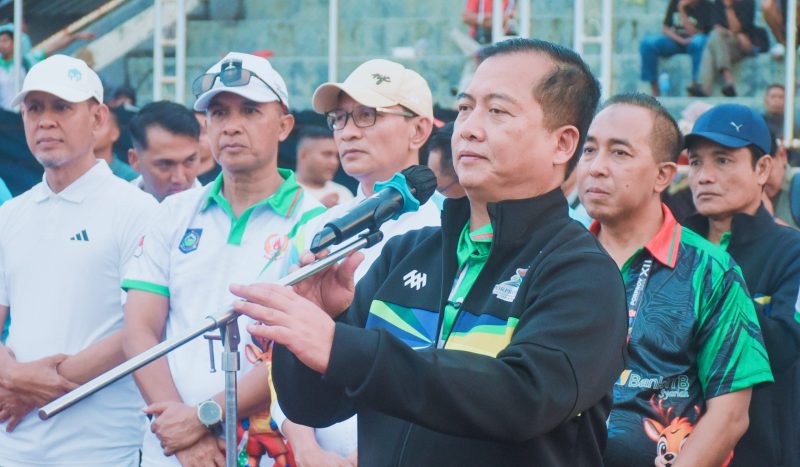 Gubernur NTB Dr. H. Lalu Muhamad Iqbal didampingi Sekda NTB Abul Chair, Ketua KONI NTB H. Mori Hanafi, Wali Kota Mataram H. Mohan Roliskana, serta para kepala daerah saat menutup secara resmi Porprov XII NTB 2026 di GOR Turide, Kota Mataram.