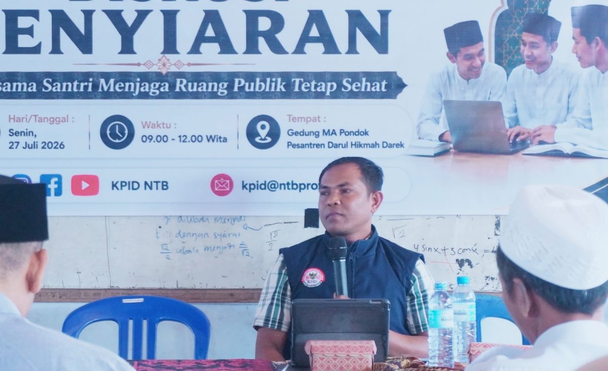 Anggota Komisioner KPID NTB Bidang Pengawasan Isi Siaran Abdul Muluk saat menyampaikan materi dalam Diskusi Publik ‘Ngaji Penyiar’ di Pondok Pesantren Darul Hikmah Darek, Lombok Tengah, mengajak Santri menjadi benteng melawan Hoaks melalui Dakwah dan Konten positif di Media sosial.