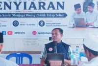 Anggota Komisioner KPID NTB Bidang Pengawasan Isi Siaran Abdul Muluk saat menyampaikan materi dalam Diskusi Publik ‘Ngaji Penyiar’ di Pondok Pesantren Darul Hikmah Darek, Lombok Tengah, mengajak Santri menjadi benteng melawan Hoaks melalui Dakwah dan Konten positif di Media sosial.