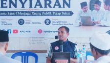 Anggota Komisioner KPID NTB Bidang Pengawasan Isi Siaran Abdul Muluk saat menyampaikan materi dalam Diskusi Publik ‘Ngaji Penyiar’ di Pondok Pesantren Darul Hikmah Darek, Lombok Tengah, mengajak Santri menjadi benteng melawan Hoaks melalui Dakwah dan Konten positif di Media sosial.