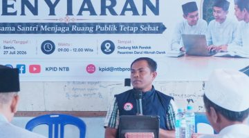 Anggota Komisioner KPID NTB Bidang Pengawasan Isi Siaran Abdul Muluk saat menyampaikan materi dalam Diskusi Publik ‘Ngaji Penyiar’ di Pondok Pesantren Darul Hikmah Darek, Lombok Tengah, mengajak Santri menjadi benteng melawan Hoaks melalui Dakwah dan Konten positif di Media sosial.