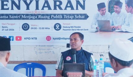 Anggota Komisioner KPID NTB Abdul Muluk memberikan materi literasi media kepada santri dalam kegiatan Ngaji Penyiar di Pondok Pesantren Darul Hikmah Darek, Lombok Tengah.