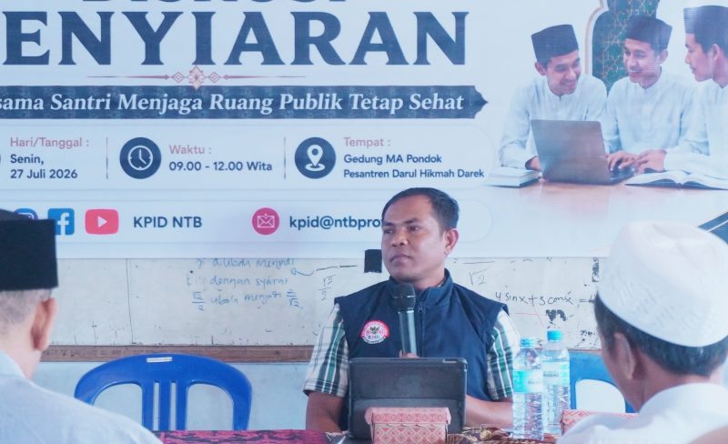 Anggota Komisioner KPID NTB Bidang Pengawasan Isi Siaran Abdul Muluk saat menyampaikan materi dalam Diskusi Publik ‘Ngaji Penyiar’ di Pondok Pesantren Darul Hikmah Darek, Lombok Tengah, mengajak Santri menjadi benteng melawan Hoaks melalui Dakwah dan Konten positif di Media sosial.