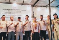Ketua DPW TMI NTB Haerul AR menyerahkan surat mandat Kepada Ketua DPD Tani Merdeka Indonesia Kabupaten Lombok Timur, Lombok Tengah, dan Lombok Barat sebagai langkah memperkuat Organisasi hingga tingkat Kecamatan dan Desa.