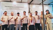 Ketua DPW TMI NTB Haerul AR menyerahkan surat mandat Kepada Ketua DPD Tani Merdeka Indonesia Kabupaten Lombok Timur, Lombok Tengah, dan Lombok Barat sebagai langkah memperkuat Organisasi hingga tingkat Kecamatan dan Desa.