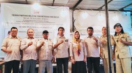Ketua DPW TMI NTB Haerul AR menyerahkan surat mandat Kepada Ketua DPD Tani Merdeka Indonesia Kabupaten Lombok Timur, Lombok Tengah, dan Lombok Barat sebagai langkah memperkuat Organisasi hingga tingkat Kecamatan dan Desa.