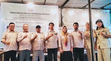 Ketua DPW TMI NTB Haerul AR menyerahkan surat mandat Kepada Ketua DPD Tani Merdeka Indonesia Kabupaten Lombok Timur, Lombok Tengah, dan Lombok Barat sebagai langkah memperkuat Organisasi hingga tingkat Kecamatan dan Desa.