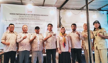 Ketua DPW TMI NTB Haerul AR menyerahkan surat mandat kepada Ketua DPD Tani Merdeka Indonesia Lombok Timur, Lombok Tengah, dan Lombok Barat di Mataram.