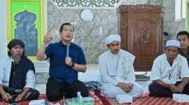 Gubernur NTB Dr. H. Lalu Muhamad Iqbal berdialog dengan Masyarakat Desa Sengkol dan Mahasiswa KKN di Kecamatan Pujut, Lombok Tengah, sekaligus menegaskan komitmen Pemerintah Provinsi NTB bersama Forkopimda dalam menyusun langkah tegas pemberantasan Narkoba.