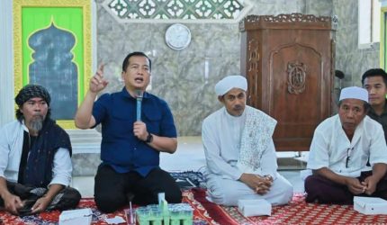 Gubernur NTB Lalu Muhamad Iqbal berdialog dengan masyarakat dan mahasiswa KKN di Desa Sengkol, Lombok Tengah, membahas strategi penanganan darurat narkoba di NTB.