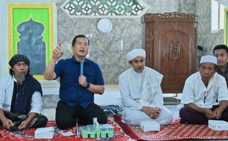 Gubernur NTB Dr. H. Lalu Muhamad Iqbal berdialog dengan Masyarakat Desa Sengkol dan Mahasiswa KKN di Kecamatan Pujut, Lombok Tengah, sekaligus menegaskan komitmen Pemerintah Provinsi NTB bersama Forkopimda dalam menyusun langkah tegas pemberantasan Narkoba.