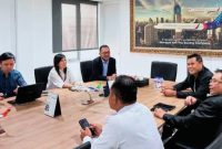 Bupati Sumbawa Ir. H. Syarafuddin Jarot bersama jajaran Pemerintah Kabupaten Sumbawa saat melakukan audiensi dengan manajemen PT NAM Air di Jakarta membahas peluang pembukaan rute penerbangan menuju Bandara Sultan Muhammad Kaharuddin III Sumbawa.