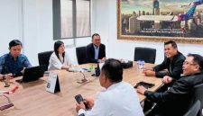 Bupati Sumbawa Ir. H. Syarafuddin Jarot bersama jajaran Pemerintah Kabupaten Sumbawa saat melakukan audiensi dengan manajemen PT NAM Air di Jakarta membahas peluang pembukaan rute penerbangan menuju Bandara Sultan Muhammad Kaharuddin III Sumbawa.