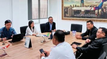 Bupati Sumbawa Ir. H. Syarafuddin Jarot bersama jajaran Pemerintah Kabupaten Sumbawa saat melakukan audiensi dengan manajemen PT NAM Air di Jakarta membahas peluang pembukaan rute penerbangan menuju Bandara Sultan Muhammad Kaharuddin III Sumbawa.