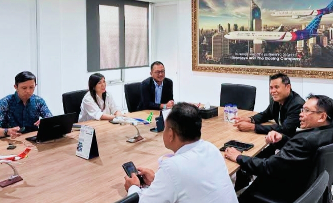 Bupati Sumbawa Ir. H. Syarafuddin Jarot bersama jajaran Pemerintah Kabupaten Sumbawa saat melakukan audiensi dengan manajemen PT NAM Air di Jakarta membahas peluang pembukaan rute penerbangan menuju Bandara Sultan Muhammad Kaharuddin III Sumbawa.