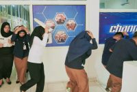 Pegawai KPU Provinsi NTB melakukan Evakuasi keluar gedung saat Alarm darurat berbunyi dalam simulasi kebakaran yang digelar sebagai upaya meningkatkan kesiapsiagaan menghadapi keadaan Darurat.