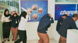 Pegawai KPU Provinsi NTB melakukan Evakuasi keluar gedung saat Alarm darurat berbunyi dalam simulasi kebakaran yang digelar sebagai upaya meningkatkan kesiapsiagaan menghadapi keadaan Darurat.