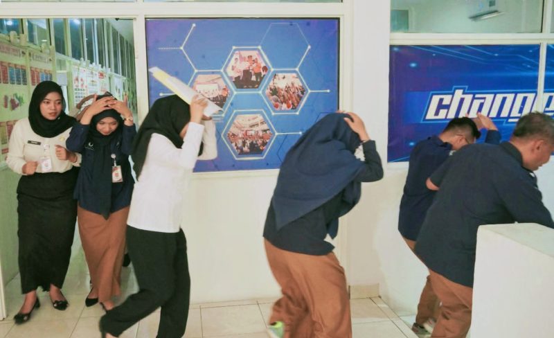 Pegawai KPU Provinsi NTB melakukan Evakuasi keluar gedung saat Alarm darurat berbunyi dalam simulasi kebakaran yang digelar sebagai upaya meningkatkan kesiapsiagaan menghadapi keadaan Darurat.
