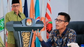 Ketua KPU Provinsi NTB Muhammad Khuwailid membuka Forum Konsultasi Publik Evaluasi Standar Pelayanan di Kantor KPU NTB sebagai upaya meningkatkan kualitas tujuh layanan Publik.