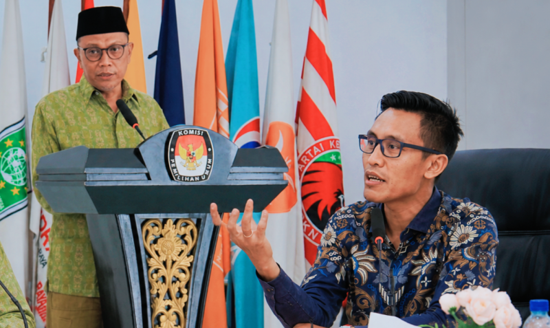 Ketua KPU Provinsi NTB Muhammad Khuwailid membuka Forum Konsultasi Publik Evaluasi Standar Pelayanan di Kantor KPU NTB sebagai upaya meningkatkan kualitas tujuh layanan Publik.
