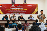 Ketua Divisi Sosialisasi, Pendidikan Pemilih, Partisipasi Masyarakat dan SDM KPU Provinsi NTB Agus Hilman bersama jajaran KPU NTB dan Kemendukbangga/BKKBN NTB saat memberikan Pendidikan Pemilih Berbasis Keluarga kepada Gen Z dan pemilih pemula di Lombok Barat.