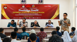 Ketua Divisi Sosialisasi, Pendidikan Pemilih, Partisipasi Masyarakat dan SDM KPU Provinsi NTB Agus Hilman bersama jajaran KPU NTB dan Kemendukbangga/BKKBN NTB saat memberikan Pendidikan Pemilih Berbasis Keluarga kepada Gen Z dan pemilih pemula di Lombok Barat.