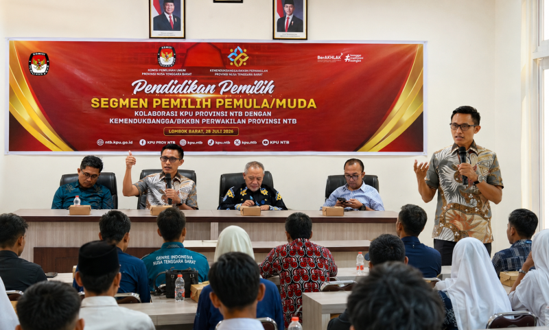 Ketua Divisi Sosialisasi, Pendidikan Pemilih, Partisipasi Masyarakat dan SDM KPU Provinsi NTB Agus Hilman bersama jajaran KPU NTB dan Kemendukbangga/BKKBN NTB saat memberikan Pendidikan Pemilih Berbasis Keluarga kepada Gen Z dan pemilih pemula di Lombok Barat.
