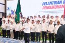 Ketua Kadin NTB H. Faurani bersama jajaran pengurus usai dikukuhkan untuk periode 2025-2030, mengibarkan bendera Kadin sebagai simbol Komitmen memperkuat sinergi dunia usaha dan Pemerintah dalam mendorong pertumbuhan Ekonomi Nusa Tenggara Barat.