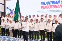 Ketua Kadin NTB H. Faurani bersama jajaran pengurus usai dikukuhkan untuk periode 2025-2030, mengibarkan bendera Kadin sebagai simbol Komitmen memperkuat sinergi dunia usaha dan Pemerintah dalam mendorong pertumbuhan Ekonomi Nusa Tenggara Barat.