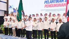 Ketua Kadin NTB H. Faurani bersama jajaran pengurus usai dikukuhkan untuk periode 2025-2030, mengibarkan bendera Kadin sebagai simbol Komitmen memperkuat sinergi dunia usaha dan Pemerintah dalam mendorong pertumbuhan Ekonomi Nusa Tenggara Barat.