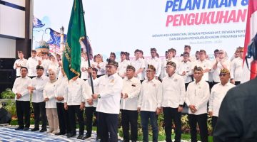 Ketua Kadin NTB H. Faurani bersama jajaran pengurus usai dikukuhkan untuk periode 2025-2030, mengibarkan bendera Kadin sebagai simbol Komitmen memperkuat sinergi dunia usaha dan Pemerintah dalam mendorong pertumbuhan Ekonomi Nusa Tenggara Barat.