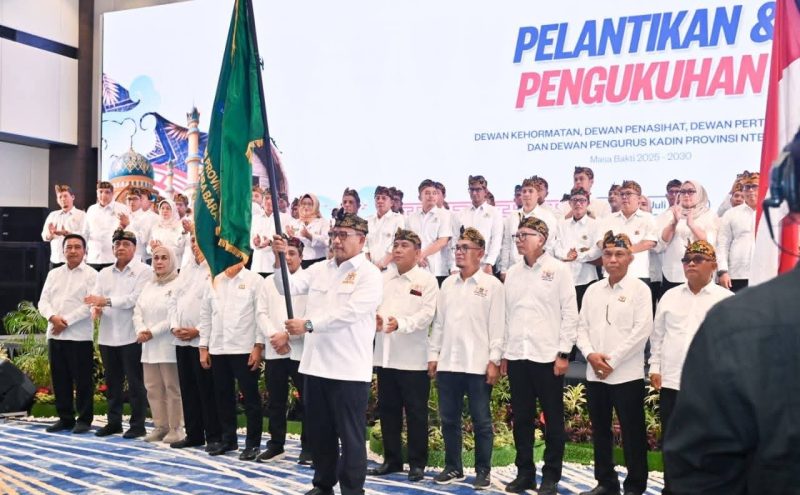 Ketua Kadin NTB H. Faurani bersama jajaran pengurus usai dikukuhkan untuk periode 2025-2030, mengibarkan bendera Kadin sebagai simbol Komitmen memperkuat sinergi dunia usaha dan Pemerintah dalam mendorong pertumbuhan Ekonomi Nusa Tenggara Barat.