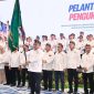 Ketua Kadin NTB H. Faurani bersama jajaran pengurus usai dikukuhkan untuk periode 2025-2030, mengibarkan bendera Kadin sebagai simbol Komitmen memperkuat sinergi dunia usaha dan Pemerintah dalam mendorong pertumbuhan Ekonomi Nusa Tenggara Barat.
