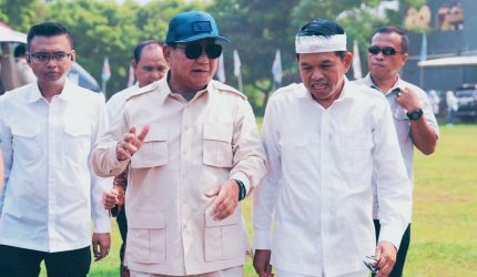 Prabowo Subianto didampingi Dedi Mulyadi saat kunjungan kerja.