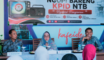 A. Rachman Chavez menjelaskan tugas KPID NTB mengawasi isi siaran kepada mahasiswa dalam kegiatan Ngobrol Penyiaran di Mataram.