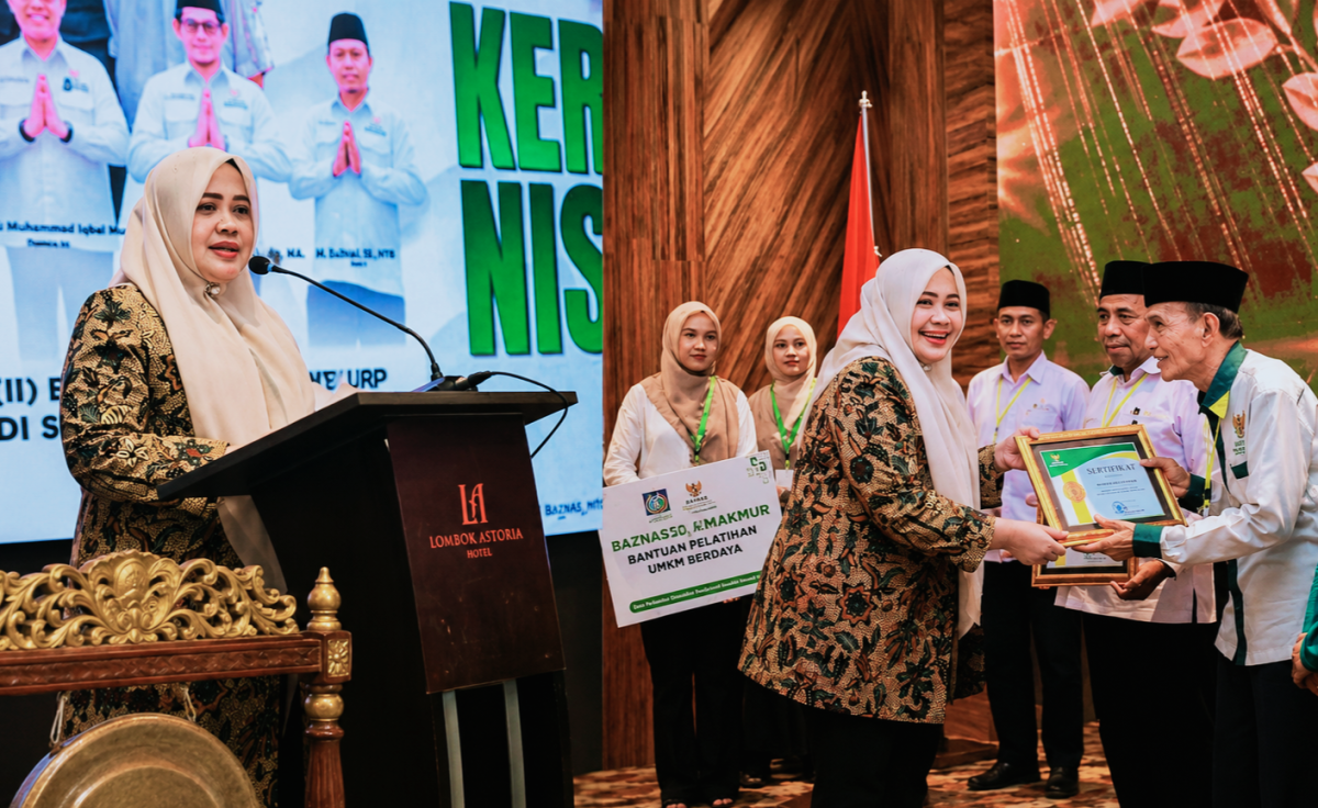 Wakil Gubernur NTB Hj. Indah Dhamayanti Putri Atau Akrab Disapa Umi Dinda saat meluncurkan Program Mustahik Berdaya NTB pada Rakernis Pemberdayaan Rumah Layak Huni dan Zakat Kelompok Usaha Produktif BAZNAS NTB di Hotel Lombok Astoria.