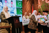 Wakil Gubernur NTB Hj. Indah Dhamayanti Putri Atau Akrab Disapa Umi Dinda saat meluncurkan Program Mustahik Berdaya NTB pada Rakernis Pemberdayaan Rumah Layak Huni dan Zakat Kelompok Usaha Produktif BAZNAS NTB di Hotel Lombok Astoria.