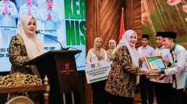Wakil Gubernur NTB Hj. Indah Dhamayanti Putri Atau Akrab Disapa Umi Dinda saat meluncurkan Program Mustahik Berdaya NTB pada Rakernis Pemberdayaan Rumah Layak Huni dan Zakat Kelompok Usaha Produktif BAZNAS NTB di Hotel Lombok Astoria.