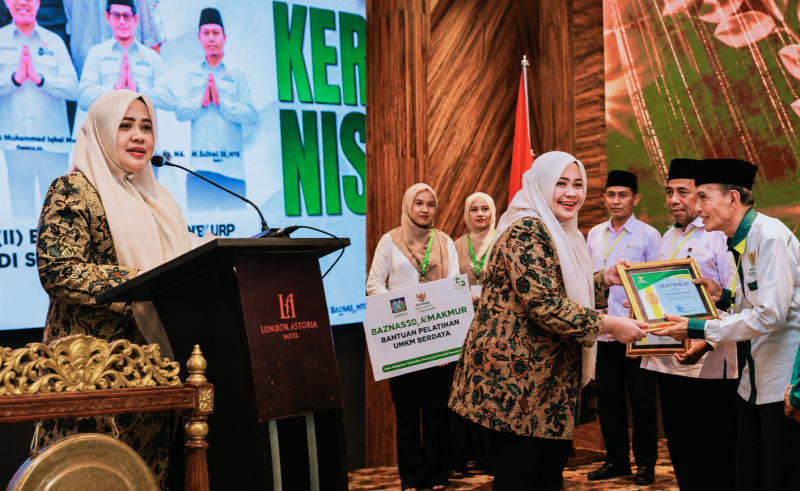 Wakil Gubernur NTB Hj. Indah Dhamayanti Putri Atau Akrab Disapa Umi Dinda saat meluncurkan Program Mustahik Berdaya NTB pada Rakernis Pemberdayaan Rumah Layak Huni dan Zakat Kelompok Usaha Produktif BAZNAS NTB di Hotel Lombok Astoria.