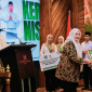 Wakil Gubernur NTB Hj. Indah Dhamayanti Putri Atau Akrab Disapa Umi Dinda saat meluncurkan Program Mustahik Berdaya NTB pada Rakernis Pemberdayaan Rumah Layak Huni dan Zakat Kelompok Usaha Produktif BAZNAS NTB di Hotel Lombok Astoria.