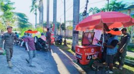Petugas Satpol PP Lombok Tengah saat melakukan patroli penegakan peraturan daerah dan menertibkan manusia silver serta pedagang kopi keliling di wilayah Praya.