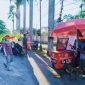 Petugas Satpol PP Lombok Tengah saat melakukan patroli penegakan peraturan daerah dan menertibkan manusia silver serta pedagang kopi keliling di wilayah Praya.