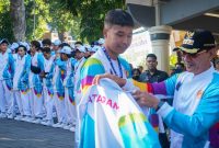 Wali Kota Mataram H. Mohan Roliskana didampingi Wakil Wali Kota TGH Mujiburrahman dan Ketua KONI Kota Mataram H. Firadz Fariska melepas kontingen Kota Mataram yang akan berlaga pada Pekan Olahraga Provinsi (Porprov) NTB XII Tahun 2026 di Pendopo Wali Kota Mataram, Selasa (14/7).