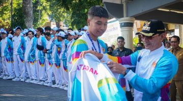 Wali Kota Mataram H. Mohan Roliskana didampingi Wakil Wali Kota TGH Mujiburrahman dan Ketua KONI Kota Mataram H. Firadz Fariska melepas kontingen Kota Mataram yang akan berlaga pada Pekan Olahraga Provinsi (Porprov) NTB XII Tahun 2026 di Pendopo Wali Kota Mataram, Selasa (14/7).